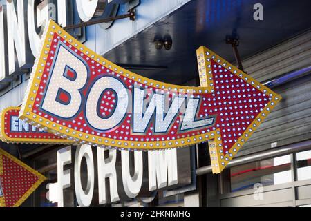 Yorkshire, UK – 10 ago 2017 : primo piano su un colorato cartello illuminato per una pista da bowling a Bridlington Foto Stock