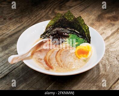 Ramen tonkotsu giapponese, noodle di brodo di ossa di maiale Foto Stock
