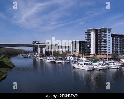 Costoso tempo libero attraccato a Cardiff Marina Penarth vale of Glamorgan Galles del Sud Regno Unito ha risviluppato la zona portuale il bel aprile giorno Foto Stock