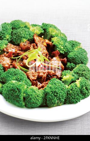 Mescolare la carne fritta con i broccoli Foto Stock