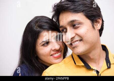 Ritratto di una giovane coppia indiana innamorata Foto Stock