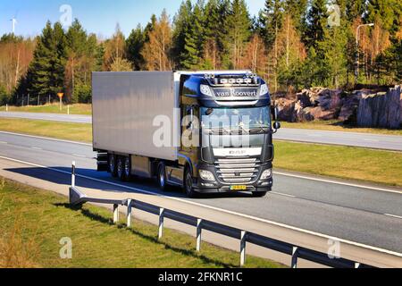 DAF XF Truck van Roovert nero dall'Olanda che traina il semirimorchio FRC in autostrada in una soleggiata mattina di primavera. Salo, Finlandia. 30 aprile 2021. Foto Stock