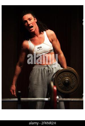 Jane Couch Gennaio 2000 campione del mondo Boxer in formazione a. La sua palestra vicino a Bristol Foto Stock