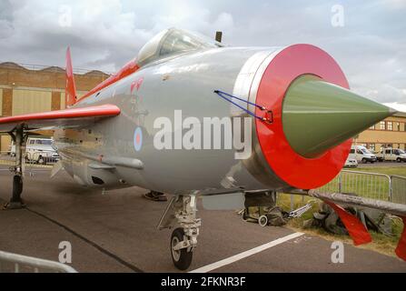 Inglese Electric Lightning F6 aereo da combattimento jet XR770, restaurato e in mostra a RAF Waddington, Lincolnshire, Regno Unito Foto Stock