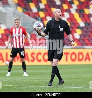 Londra, Regno Unito. 03 maggio 2021. Arbitro Lee Mason in azione durante la partita EFL Sky Bet Championship tra Brentford e Watford al Brentford Community Stadium di Londra, Inghilterra, il 1° maggio 2021. Foto di Ken Sparks. Solo per uso editoriale, è richiesta una licenza per uso commerciale. Nessun utilizzo nelle scommesse, nei giochi o nelle pubblicazioni di un singolo club/campionato/giocatore. Credit: UK Sports Pics Ltd/Alamy Live News Foto Stock
