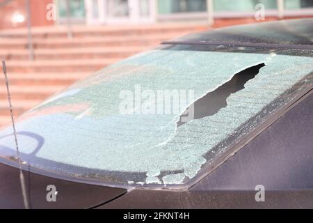 Primo piano del lunotto rotto della vettura Foto Stock