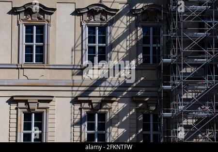 Berlino, Germania. 03 maggio 2021. L'impalcatura getta ombre sulla façade del Forum Humboldt alla luce del sole. Credit: Paul Zinken/dpa-Zentralbild/dpa/Alamy Live News Foto Stock