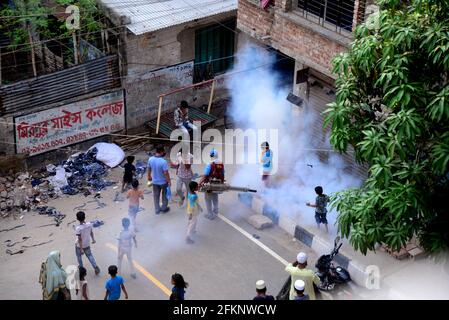 Dhaka, Bangladesh. 3 maggio 2021. Un lavoratore spruzzi pesticida per uccidere le zanzare in una zona residenziale durante la pandemia di Coronavirus Covid-19 a Dhaka, Bangladesh, il 3 maggio 2021. Foto Stock