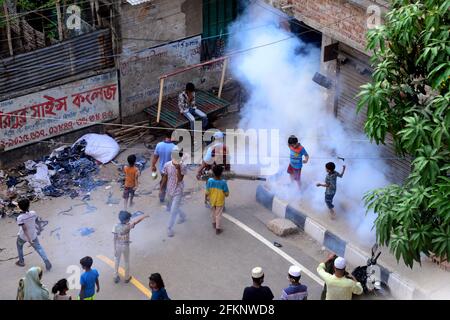 Dhaka, Bangladesh. 3 maggio 2021. Un lavoratore spruzzi pesticida per uccidere le zanzare in una zona residenziale durante la pandemia di Coronavirus Covid-19 a Dhaka, Bangladesh, il 3 maggio 2021. Foto Stock