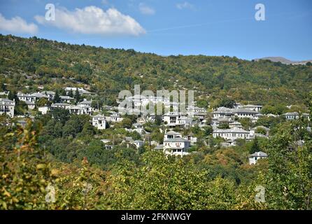 Paesaggio con vista panoramica sulla catena montuosa di Vikos e Monodendri, un tradizionale villaggio storico di Zagori centrale in Grecia Epiro. Foto Stock