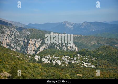 Paesaggio con vista panoramica sulla catena montuosa di Vikos e Monodendri, un tradizionale villaggio storico di Zagori centrale in Grecia Epiro. Foto Stock