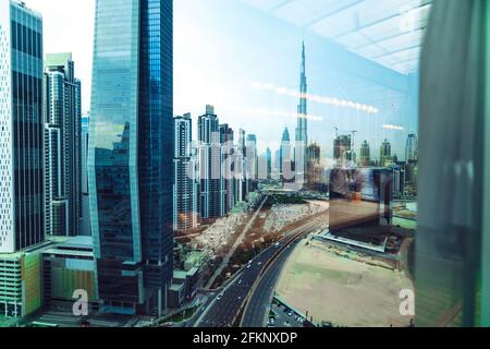 Vista dalla finestra sulla strada principale ad alta velocità di Dubai. Foto Stock