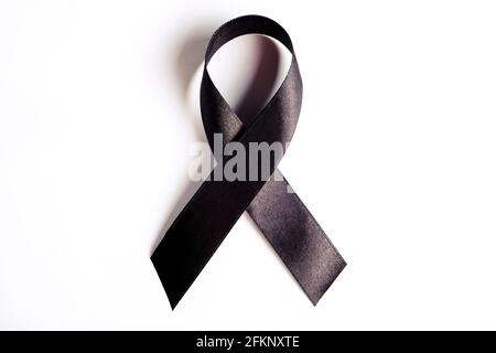 Nastro nero - segno di ricordo e lutto POW/mia, consapevolezza del melanoma, disturbi del sonno e simbolo di prevenzione delle bande. Isolato su sfondo bianco, Foto Stock