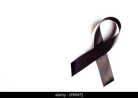 Nastro nero - segno di ricordo e lutto POW/mia, consapevolezza del melanoma, disturbi del sonno e simbolo di prevenzione delle bande. Isolato su sfondo bianco, Foto Stock