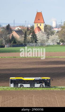 Lipsia, Germania. 03 maggio 2021. Un autobus della linea 130 percorre una strada di campagna fuori città. Secondo le sue informazioni, Leipziger Verkehrsbetriebe (LVB) gestisce 47 linee di autobus e 13 linee di tram a Lipsia e nella zona circostante. Essi sono inoltre integrati nel Mitteldeutscher Verkehrsverbund (MDV). Credit: Jan Woitas/dpa-Zentralbild/ZB/dpa/Alamy Live News Foto Stock