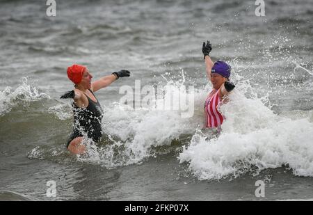 Lunedì 3 maggio 2021. Langland Bay, Swansea, Galles. Nuotatori a Langland Bay, Swansea, come hanno coraggioso il mare freddo su un bagnato e ventoso Bank Holiday Lunedi come maltempo effetto la maggior parte del Regno Unito. Foto Stock