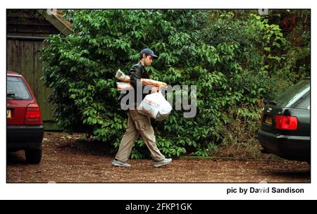 James Archer figlio di Jeffrey novembre 1999arriva con forniture a. la casa di famiglia Foto Stock