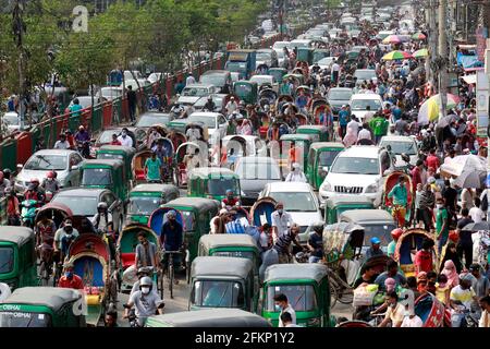 Dhaka, Bangladesh - 03 maggio 2021: I trasporti pubblici sono stati chiusi al blocco per prevenire la diffusione del coronavirus, ma risciò, GNC auto risciò Foto Stock