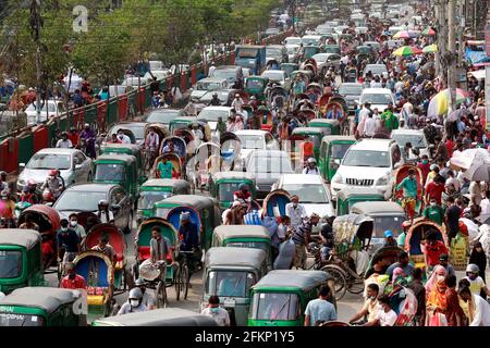 Dhaka, Bangladesh - 03 maggio 2021: I trasporti pubblici sono stati chiusi al blocco per prevenire la diffusione del coronavirus, ma risciò, GNC auto risciò Foto Stock