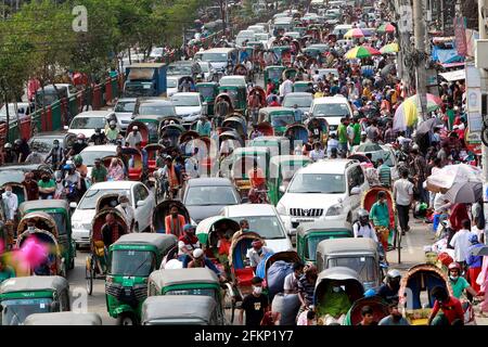 Dhaka, Bangladesh - 03 maggio 2021: I trasporti pubblici sono stati chiusi al blocco per prevenire la diffusione del coronavirus, ma risciò, GNC auto risciò Foto Stock