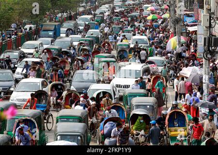 Dhaka, Bangladesh - 03 maggio 2021: I trasporti pubblici sono stati chiusi al blocco per prevenire la diffusione del coronavirus, ma risciò, GNC auto risciò Foto Stock