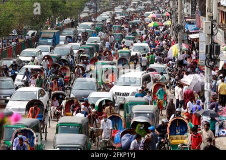 Dhaka, Bangladesh - 03 maggio 2021: I trasporti pubblici sono stati chiusi al blocco per prevenire la diffusione del coronavirus, ma risciò, GNC auto risciò Foto Stock