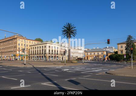 Charles de Gaulle rotonda con falso albero di palma nella città di Varsavia, Polonia Foto Stock