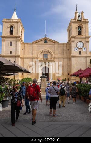 Persone presso la co-Cattedrale di San Giovanni in Valletta, Malta, Chiesa della Cattedrale, simbolo della città in stile manierista. Foto Stock