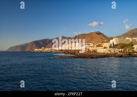 Località turistiche di Los Gigantes e Puerto de Santiago al tramonto sulla costa occidentale dell'isola di Tenerife, Isole Canarie, Spagna Foto Stock