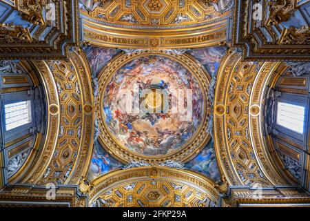 Italia, Roma, cupola del soffitto con il Trionfo della Trinità affresco di Pietro da Cortona in Santa Maria in Vallicella (Chiesa Nuova) Chiesa barocca inter Foto Stock