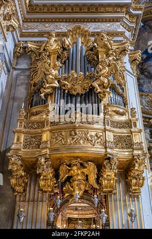 Organo a pipa barocco dorato nella chiesa di Santa Maria in Vallicella (Chiesa Nuova) a Roma Foto Stock