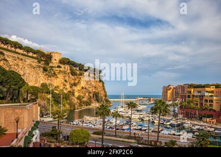 Principato di Monaco, Port de Fontvieille al tramonto, porticciolo con yacht e barche a vela nel Mar Mediterraneo Foto Stock