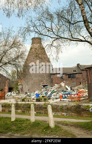 Il vecchio forno di bottiglia disusato al prezzo precedente e. Le ceramiche di Kensington lavorano sulle rive del Trent e. Mersey canale a Longport Stoke su Trent Foto Stock