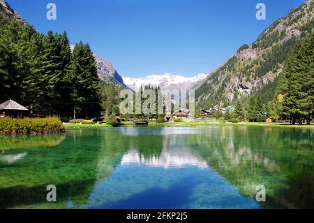 Vista panoramica sul Lago di Gover tra le montagne della Valle d'Aosta, Gressoney-Saint-Jean, Valle d'Aosta, Italia Foto Stock