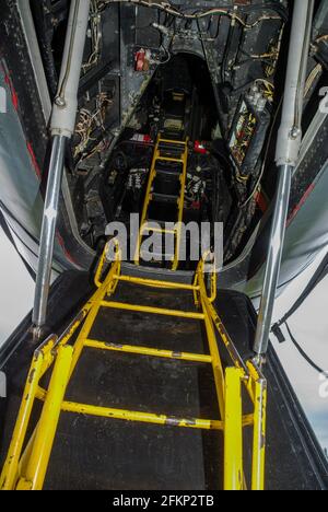 Scalini di ingresso fino alla posizione del pilota nell'abitacolo di un aereo bombardiere Avro Vulcan B2. XL426 all'aeroporto di Southend, ha conservato lo storico jet della Guerra fredda Foto Stock