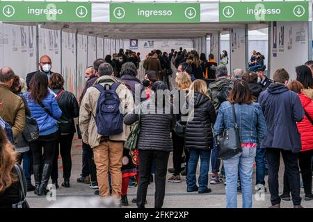 Napoli, oggi, 3 maggio 2021, all'aeroporto di Capodichino, nell'edificio ATITECH, è in corso la campagna di vaccinazione per la popolazione. L'aeroporto è il più grande hub del sud Italia e può soddisfare la domanda di ottomila vaccini al giorno. Foto Stock