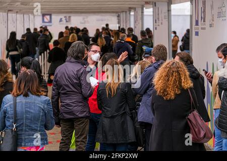 Napoli, oggi, 3 maggio 2021, all'aeroporto di Capodichino, nell'edificio ATITECH, è in corso la campagna di vaccinazione per la popolazione. L'aeroporto è il più grande hub del sud Italia e può soddisfare la domanda di ottomila vaccini al giorno. Foto Stock