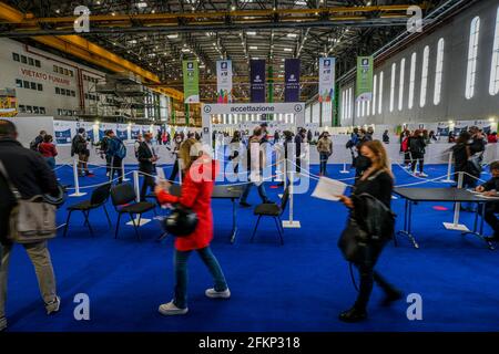 Napoli, oggi, 3 maggio 2021, all'aeroporto di Capodichino, nell'edificio ATITECH, è in corso la campagna di vaccinazione per la popolazione. L'aeroporto è il più grande hub del sud Italia e può soddisfare la domanda di ottomila vaccini al giorno. Foto Stock