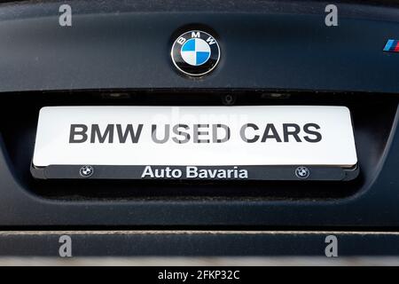 Il logo BMW e la targa BMW Uused Cars sulla M Modello della concessionaria auto Bavaria Foto Stock