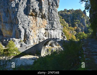 Paesaggio con vista panoramica dell'antico Vikos un ponte di pietra ad arco nel centro di Zagori, Epiro Grecia. Foto Stock