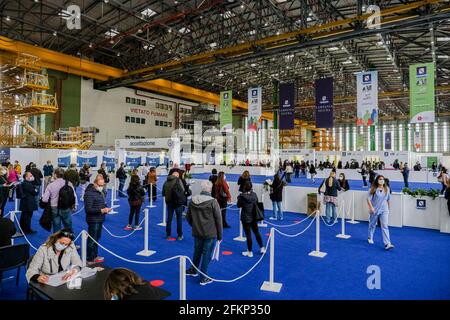 Napoli, oggi, 3 maggio 2021, all'aeroporto di Capodichino, nell'edificio ATITECH, è in corso la campagna di vaccinazione per la popolazione. L'aeroporto è il più grande hub del sud Italia e può soddisfare la domanda di ottomila vaccini al giorno. Foto Stock