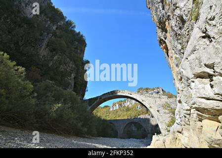 Paesaggio con vista panoramica dell'antico Vikos un ponte di pietra ad arco nel centro di Zagori, Epiro Grecia. Foto Stock