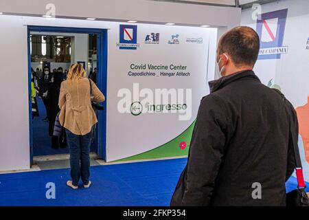 Napoli, oggi, 3 maggio 2021, all'aeroporto di Capodichino, nell'edificio ATITECH, è in corso la campagna di vaccinazione per la popolazione. L'aeroporto è il più grande hub del sud Italia e può soddisfare la domanda di ottomila vaccini al giorno. Foto Stock