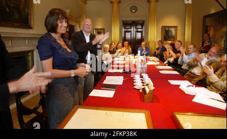 Tracy Emin assume ufficialmente il suo ruolo di Accademico Firmando il rotolo di obbligo alla Royal Academy Di Arte a Londra pic David Sandison Foto Stock