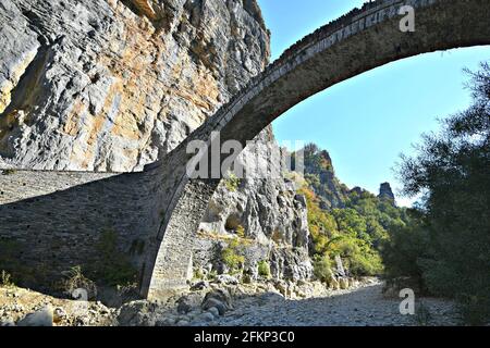 Paesaggio con vista panoramica dell'antico Vikos un ponte di pietra ad arco nel centro di Zagori, Epiro Grecia. Foto Stock