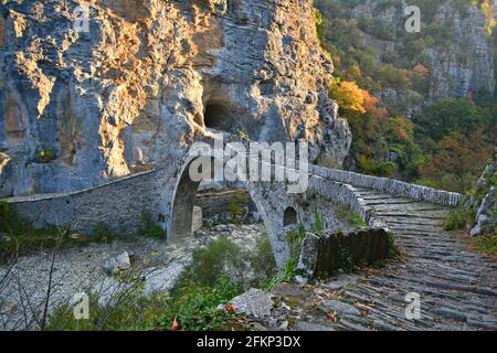 Paesaggio con vista panoramica dell'antico Vikos un ponte di pietra ad arco nel centro di Zagori, Epiro Grecia. Foto Stock