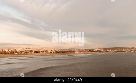 La spiaggia di Valencia, Spagna. Panorama della spiaggia di Malvarrosa, Playa de la Malvarrosa e del Mar Mediterraneo. Foto Stock