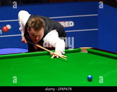 Lo Shaun Murphy dell'Inghilterra gioca un colpo durante il giorno 17 dei Campionati Mondiali di Snooker di Betfred 2021 al Crucible, Sheffield. Data immagine: Lunedì 3 maggio 2021. Foto Stock