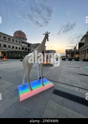 Vista della Galleria Lafayette presso il villaggio culturale di Katara a Ramadan 2021. Foto Stock