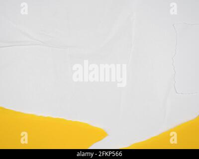 Vecchio sfondo strappato di carta strappata nei colori bianco, giallo, blu. I poster sporchi sgualciti e sgualciti grunge le texture della superficie della targhetta Foto Stock